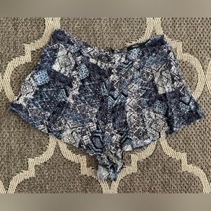 Forever 21 Blue/White Design Flowy Shorts (Size M)